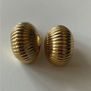 Vtg Christian Dior clip on gold tone earrings